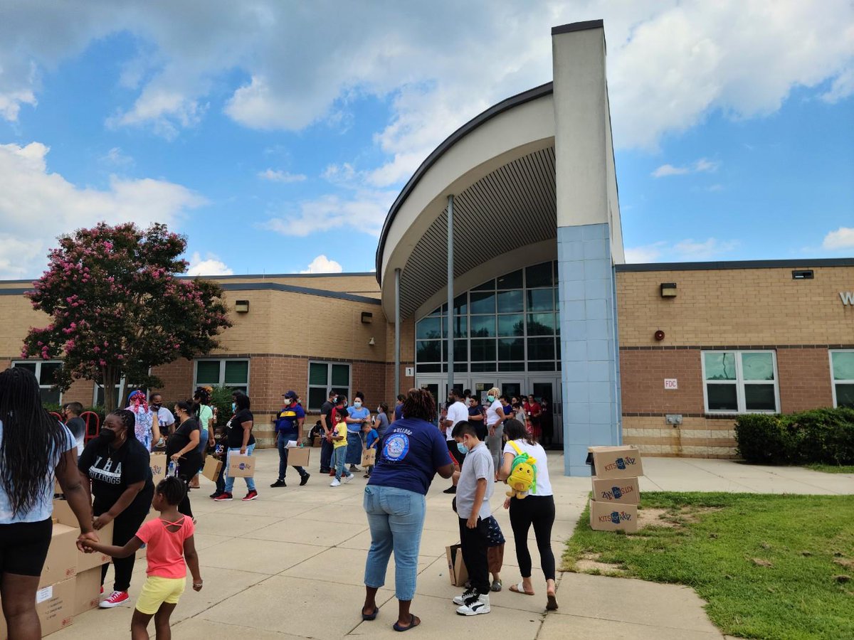WilliamAcademy's tweet photo. We couldn't hide our bulldog pride today!  #families #ParentEngagement #community @pgcps @drmonicaceo @GrtCluster8 @jjgerwig @jerzeeme https://t.co/BDboi0O9Ke