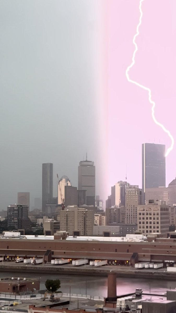 fairbanks241's tweet photo. Lovely afternoon in boston.      #boston #bostonweather #wxboston #maweather #bostonlightning #extremeweather cc: @growingwisdom @FortPointer @NBC10Boston @boston25 @WCVB @BostonDotCom @YourSouthBoston @OnlyInBOS https://t.co/1IQkLuN2Yt