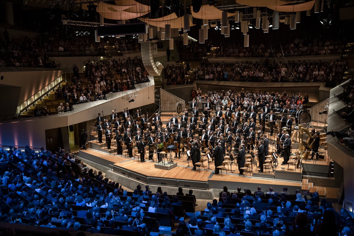 BerlinPhil's tweet photo. The new season has officially begun! Together with chief conductor Kirill Petrenko, the Berliner Philharmoniker opened season 2022/23 with Mahler’s majestic Seventh Symphony in front of a full venue.

📷 Stephan Rabold https://t.co/QGqd7jOfr7