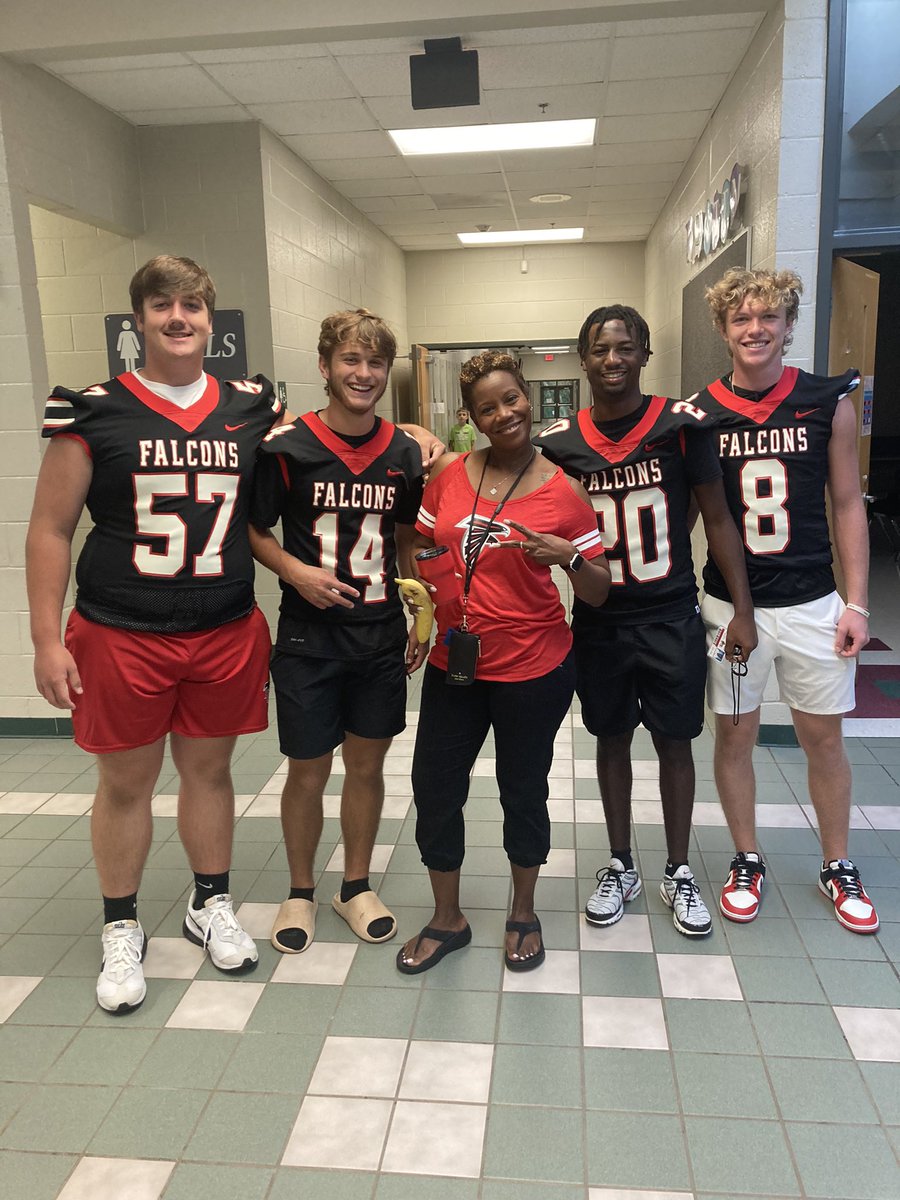 mta_marlins's tweet photo. @FootballBranch Boys weren’t going to miss a chance to say “hi” to their favorite teachers! Ms. Martin’s smile says it all…Once a Marlin, Always a Marlin! #marlinstrong https://t.co/MRIszItEC5