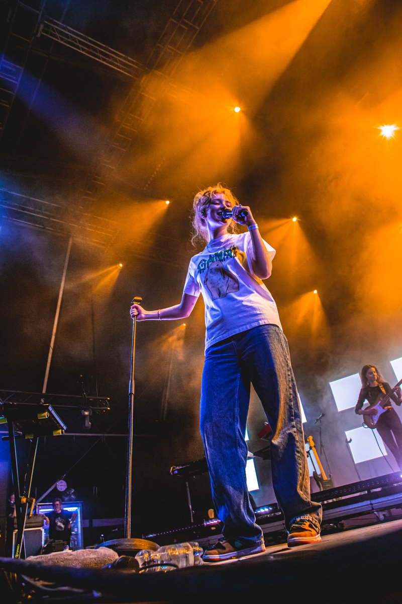 Dag 2 gaat lekker! 😍 Froukje sloopt net onze MAIN, maar laat gelukkig nog net genoeg podiumdelen over voor Amadou et Mariam. En ook op de rest van de podia is nog genoeg te beleven!

📸: Estera Marysia