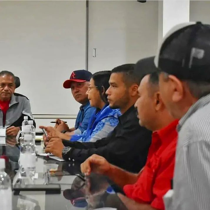 wuihelm24's tweet photo. Reunión con el gobernador @amarcanopsuv y todos los alcaldes del estado Bolívar, analizando y estableciendo agenda en materia operativa, social, política y económica.

@OviedoPSUV
@comandosergioh
@tatachavista
@vicenterojaspsuv
@manolovallez
@alcaldeluishpsuv https://t.co/5E6gnac9lq