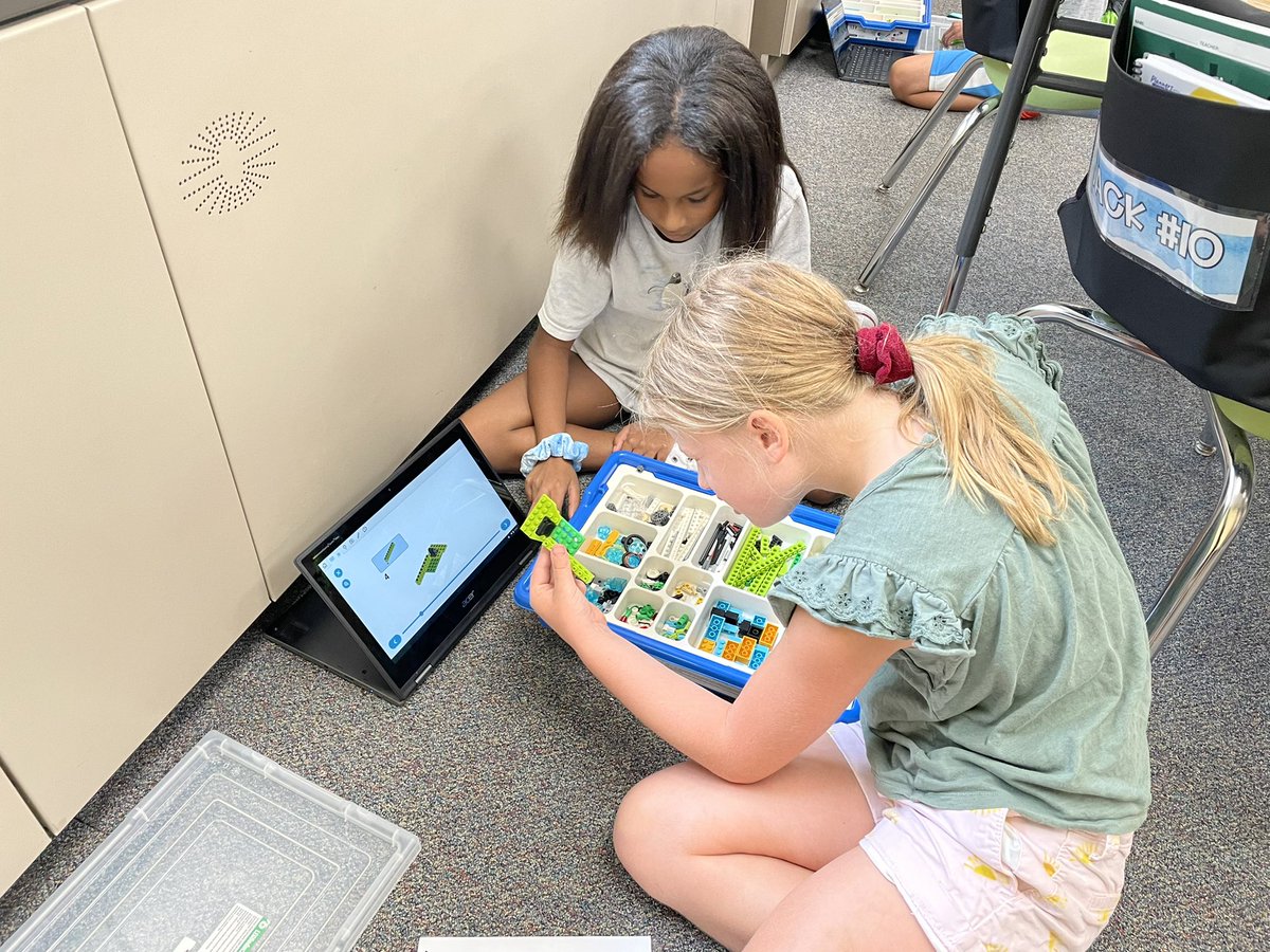 MissHKwon's tweet photo. Week 1 ✔️
3Kw had a blast on their first full week of school from lego engineering to flashlight reading! @prairied203 #partnersingrowth https://t.co/Mb8xHVA9xQ