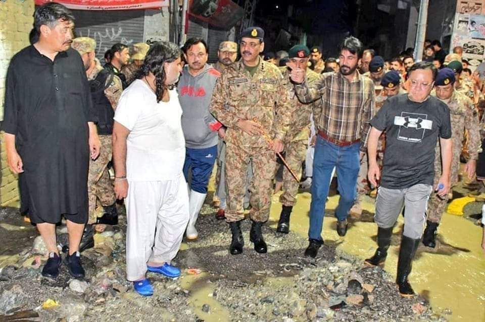 MaadiTv81's tweet photo. Corps Commander Balochistan General Asif Ghafoor is standing with the people of Balochistan day and night and is personally inspecting the relief work.
#Flood2022
#FloodinPakistan
#PakistanArmy
#HerosOfPakistan
#MadiDotTv https://t.co/S1HeP7OPlx