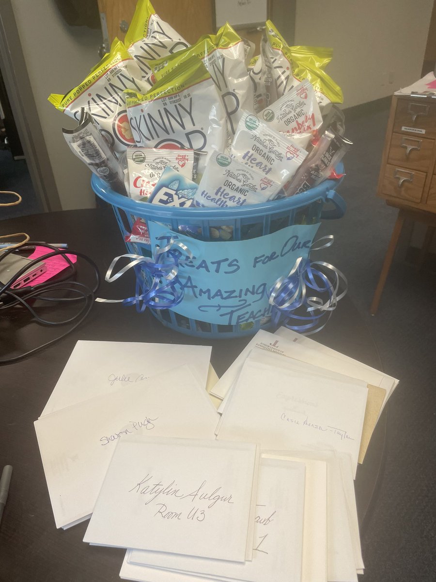 leahstarr11's tweet photo. We are lucky to have community members and businesses help make sure our students and staff have what they need to start the school year off on the right track. Thank you to @LeadtoReadKC @JuniorLeague @KCPS_Trailwoods @kcpublicschools https://t.co/97KAGDylUd