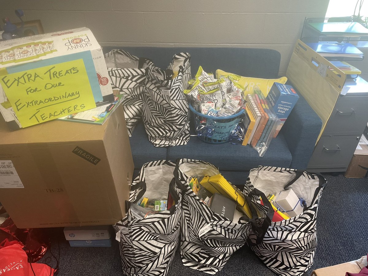 leahstarr11's tweet photo. We are lucky to have community members and businesses help make sure our students and staff have what they need to start the school year off on the right track. Thank you to @LeadtoReadKC @JuniorLeague @KCPS_Trailwoods @kcpublicschools https://t.co/97KAGDylUd