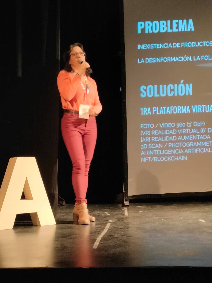 Día 2 de <a href="/transmediaCANAL/">CANAL Transmedia</a> #MediaParty. Nuestra súper <a href="/ReyesBarrena/">Diana Reyes Barrena</a> en <a href="/CCKonex/">Ciudad Cultural Konex</a> tomado por  <a href="/HacksHackersBA/">Hacks Hackers Buenos Aires</a> 🔥👏🏽🤞🏽#PeriodismoInmersivo #PeriodismoIndependiente #RealidadAumentada #XR #VR #Cuba #Transmedia #HHAA