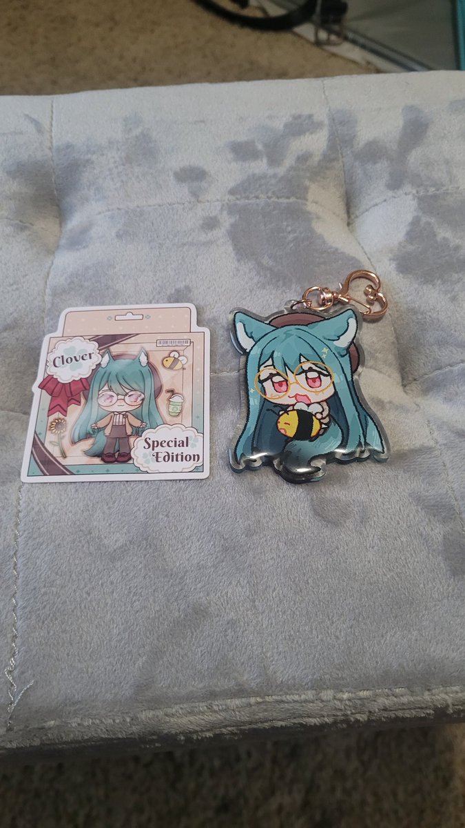 ClaudeMapleton's tweet photo. I keep forgetting to post but I got me some clover merch :3
I love it so much!
#cloverch https://t.co/BGwUuQe4Xk