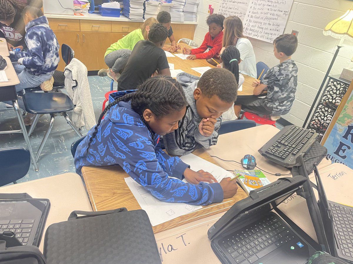 leonard_vickie's tweet photo. 4th grade happenings….. learning to use checklists as part of the writing process…. These kids love collaborating❣️ https://t.co/QBP3T2PbeP