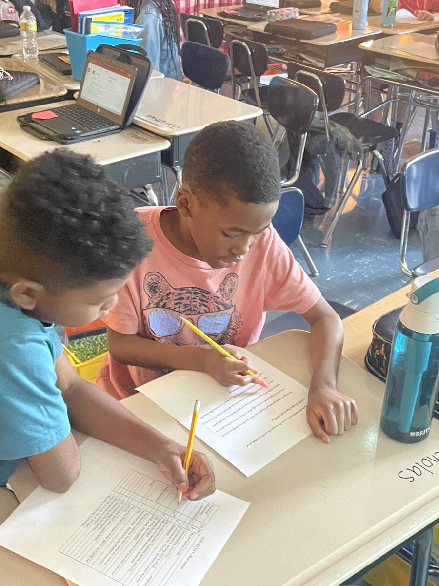 leonard_vickie's tweet photo. 4th grade happenings….. learning to use checklists as part of the writing process…. These kids love collaborating❣️ https://t.co/QBP3T2PbeP
