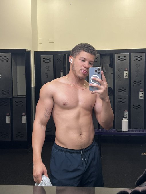 new gym has a cute lil photo spot https://t.co/2bj1XwjDj4