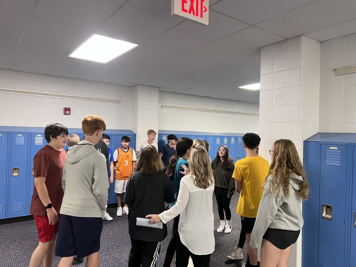 Students participated in an all school scavenger hunt today reinforcing our "Positive Patriot" and PBIS expectations! 
#KirbyONE40 #PositivePatriot