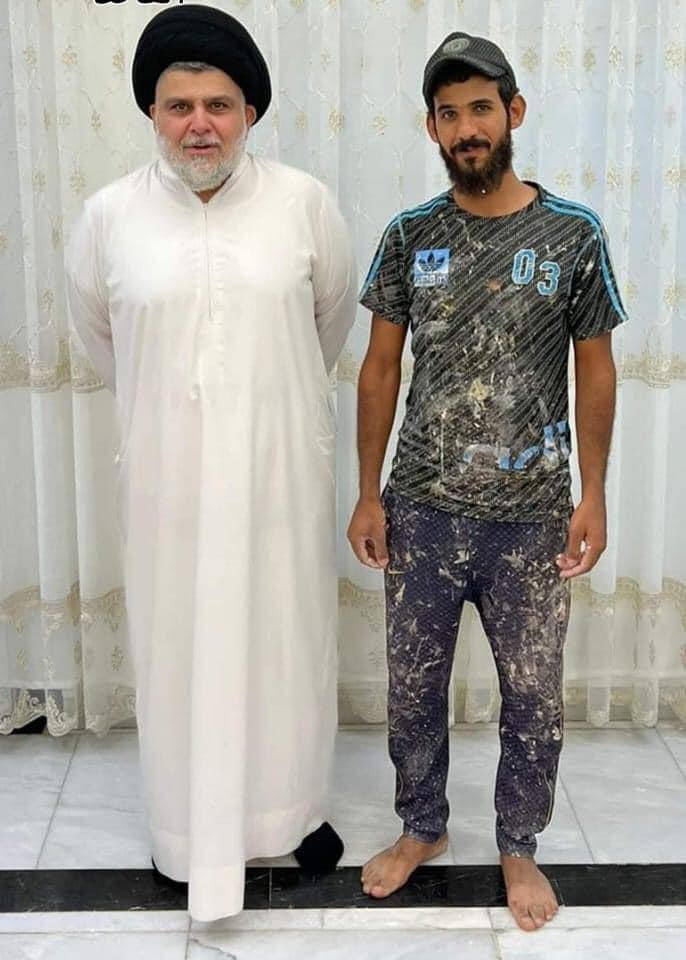 العامل يلتقط صورة مع حفيد الحسين عليه السلام
وجماعة الاطار صارلهم اشهر يتوسلون ويريدون بس مقابلة ومايگدرو شگد فشلة .
#نور_ساطع_ابو_هاشم