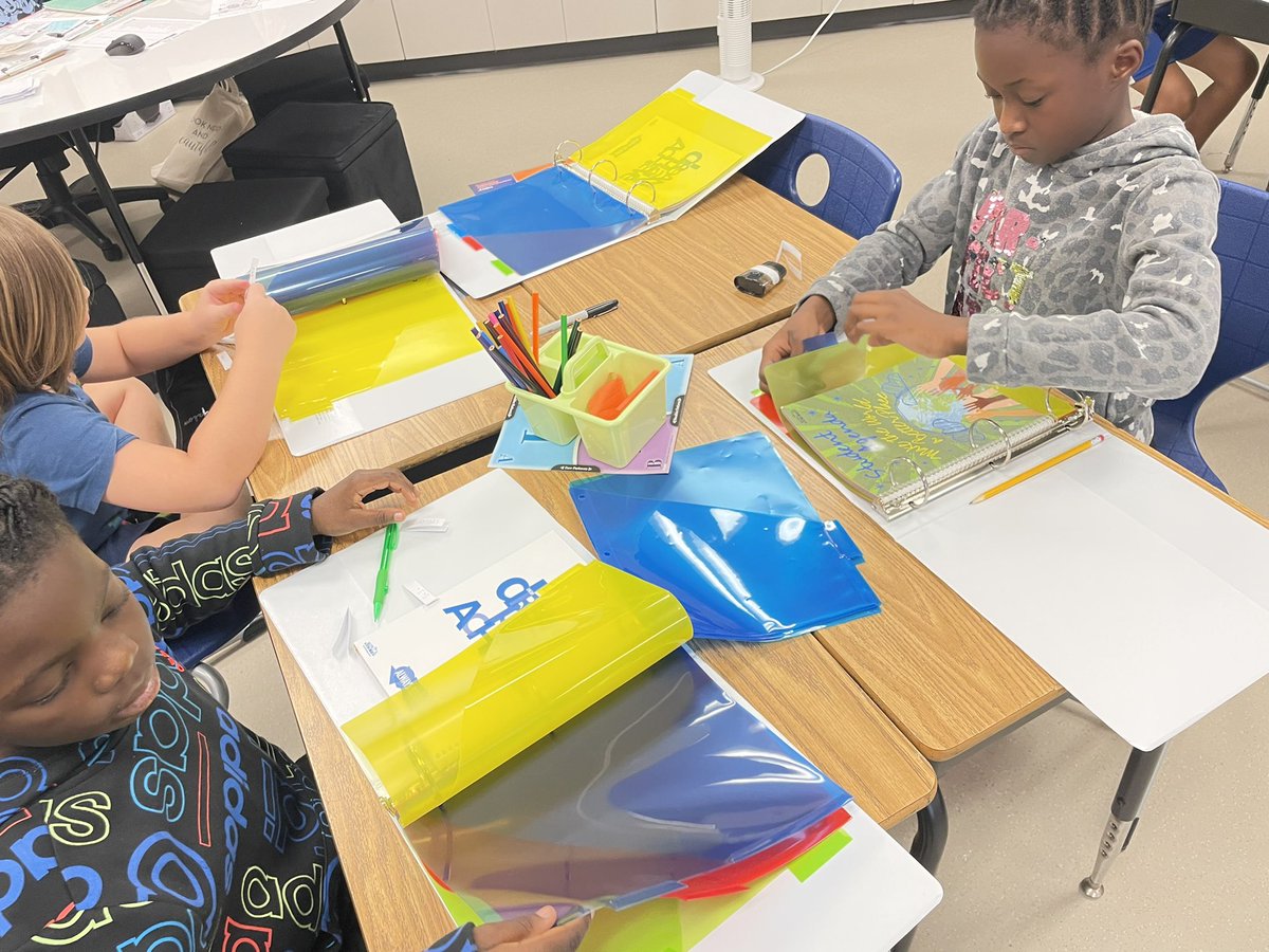 LESGameChangers's tweet photo. Today we introduced our students to their newest organizational tool. Binders!!! They did great!
@chrisaustinLES @LeaphartElem #AlwaysAvid https://t.co/lK1mQo4ku2