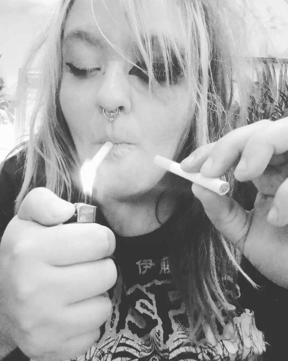 XtremeSmokeQ's tweet photo. Puff Puff pass lol ππ€π¨π¨π¨βοΈ
#clips4sale #onlyfans #instagram
LINKS IN BIO
#smoker #smoking #smokingmultiples #smokingfetish #twocigarettes #extremesmoking #blacklung #lungfuck #lungdamage https://t.co/RvQwFDEmmQ