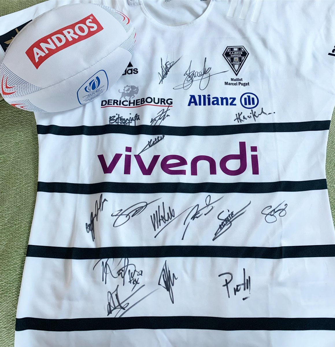 ggomez_chef's tweet photo. Félicitations au @cabriverugbyofficiel pour ce match et cette victoire ! Et merci pour ce beau maillot dédicacé. #nosrugbymenontdutalent #briverugby #cabriverugby #brive https://t.co/e8N8sYoZAR