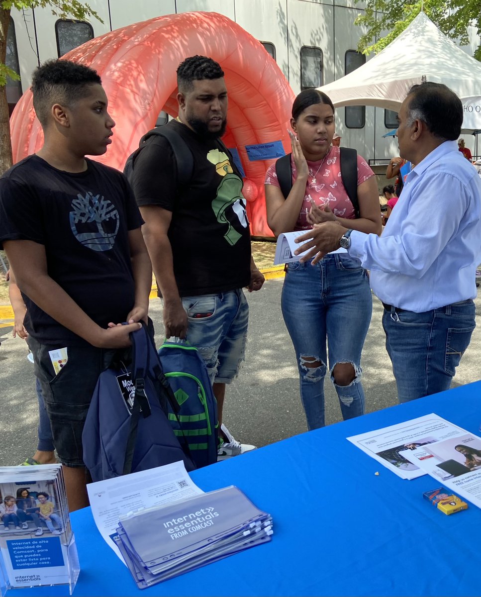 KimSmith527's tweet photo. We met so many parents and families today at the @TrentonPublicSc Back-to-School Extravaganza! @ComcastPhillyNJ staff &amp; #InternetEssentials Ambassadors talked about Xfinity low cost Internet &amp; the Affordable Connectivity Program. Thx to Trenton Mayor @gusciora for stopping by! https://t.co/2TFxfW6KaV