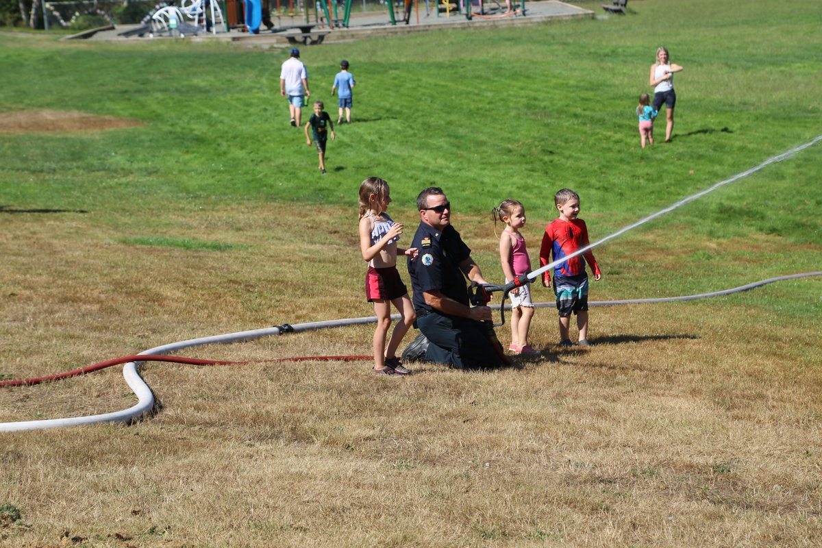 ComoxValleySD71's tweet photo. Many thanks to Oyster River Fire Department, Chief Bruce Green and Miracle Beach Elementary School's new principal Mr. Darnel for organizing a pop-up water park yesterday on the school field. It was awesome seeing so many happy kids and families playing together! #BCED https://t.co/NiNQWIKOPn