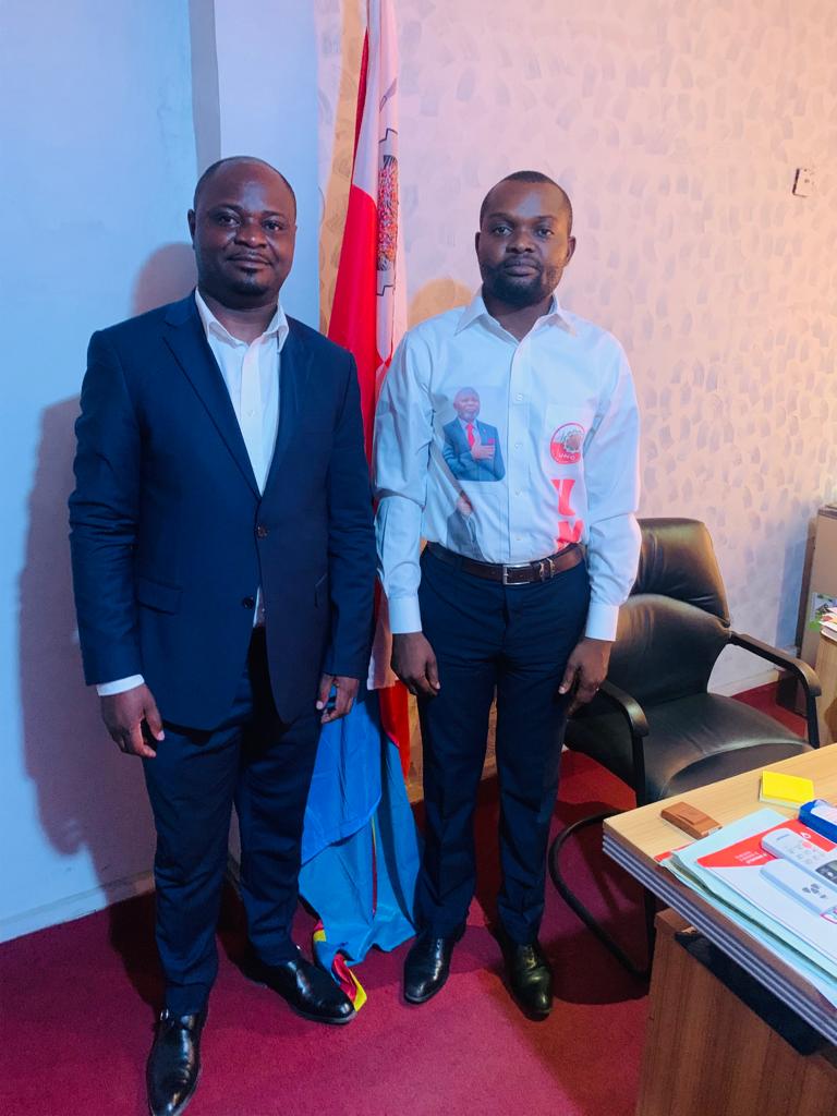drjckisoni's tweet photo. Le coordon dla Mobilisation et Propagande nationale/GD BANDUNDU Dr #Frédéric #BANINGIME vient de pêcher pr l'UNC 3 notables de la circonscription de KUTU/MAÏ-NDOMBE.
Mr IZAMPOY, MR MASAMBA ET MR MBO MOSHA qui se sont procurés respectivement les cartes Platinium (1000$)...(1/2) https://t.co/DbFsfmKSP9