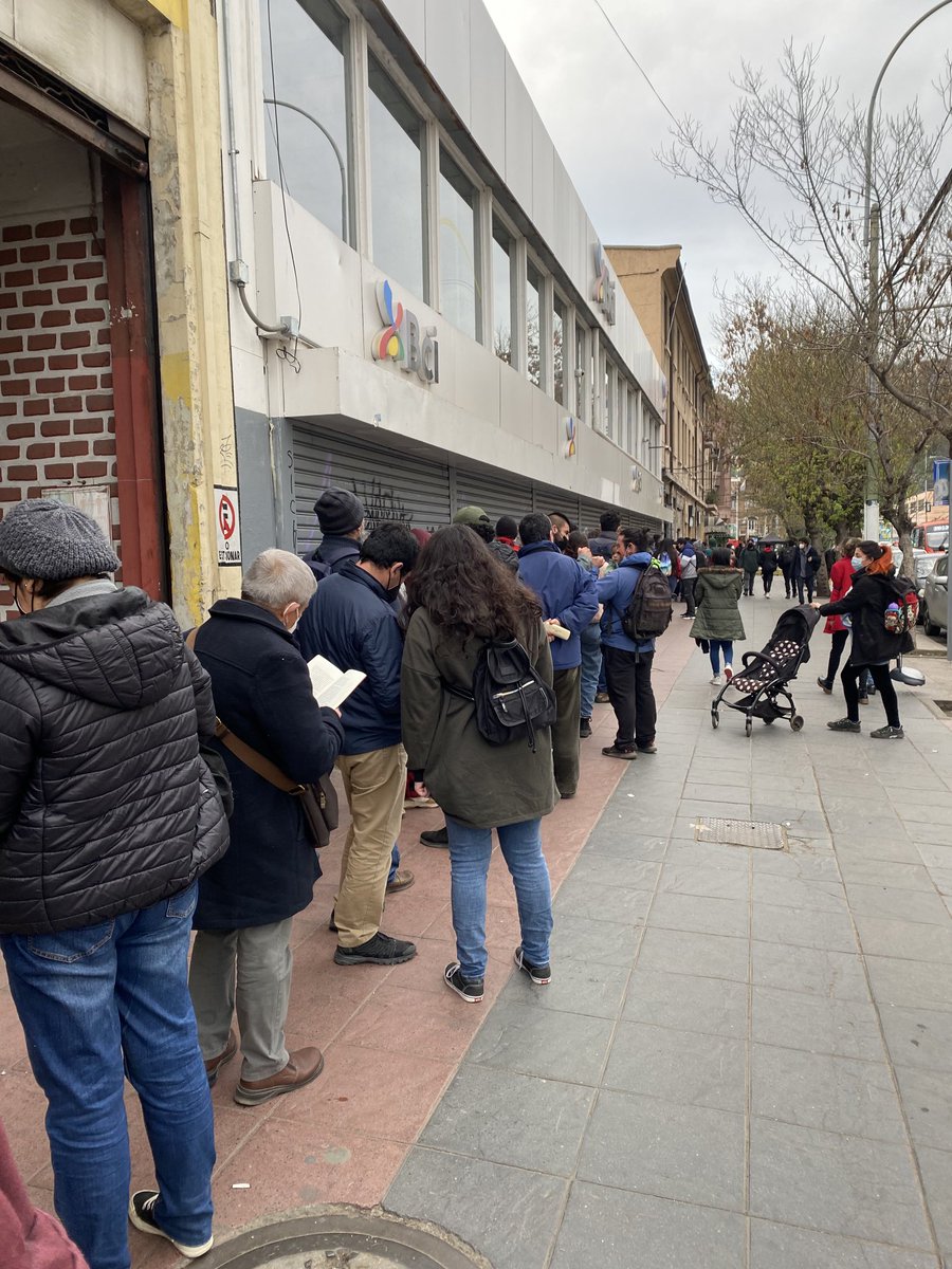 angepacheco's tweet photo. ¿No hay interés en la lectura? Así está la fila para acceder a la venta bajo costo en Librería Crisis #Valparaíso ⁦@emunozin⁩ ⁦@jparedeso⁩ ⁦@gonzalovalero⁩ https://t.co/E8nByi2z8W