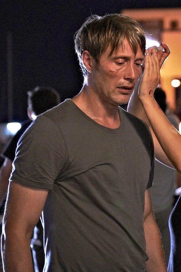 messyfangs's tweet image. ASDFTKFLFLPL him 😩🫀#MadsMikkelsen