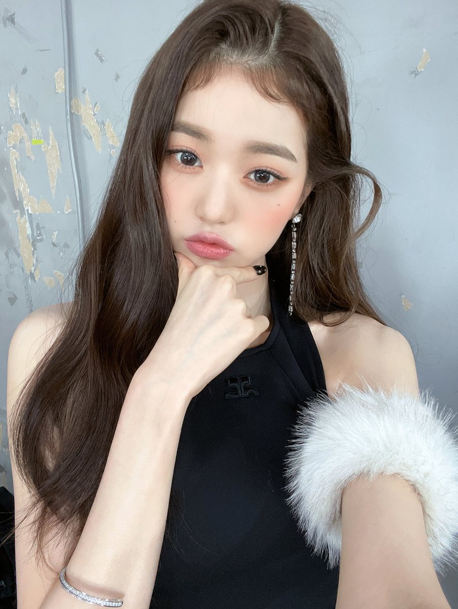 dearyata's tweet photo. in love with my tweety bangs 🐥 https://t.co/0NOOnwPYPh