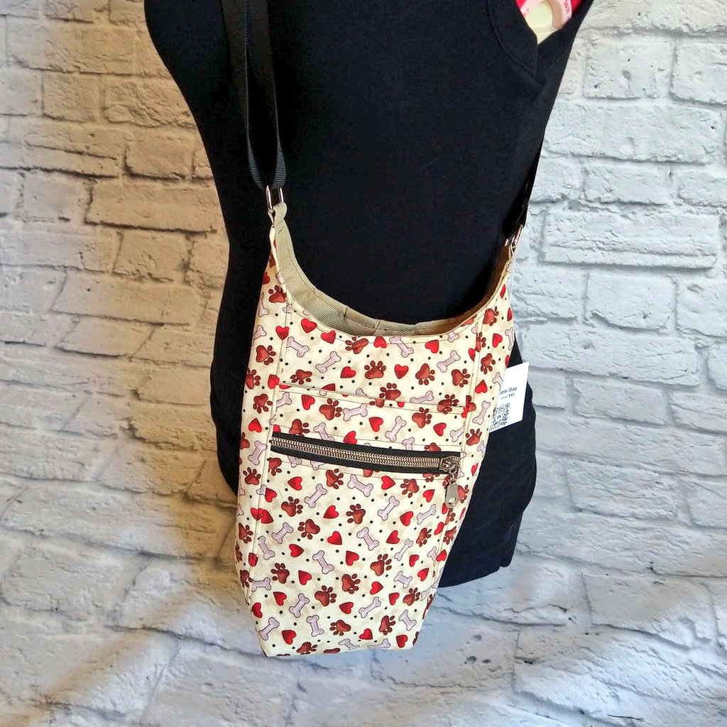 SewingbyAmber's tweet photo. In honor of #nationaldogday2022 🐶 show us your furry friends! 🐕‍🦺 We hope your day has been full of slobbery kisses and furry cuddles 

Find our animal print bags here 👇
https://t.co/1PCZZIjgqx

#DogWalkingForecast #ilovemydog #waterbottlebag https://t.co/DsOp6nh7bC