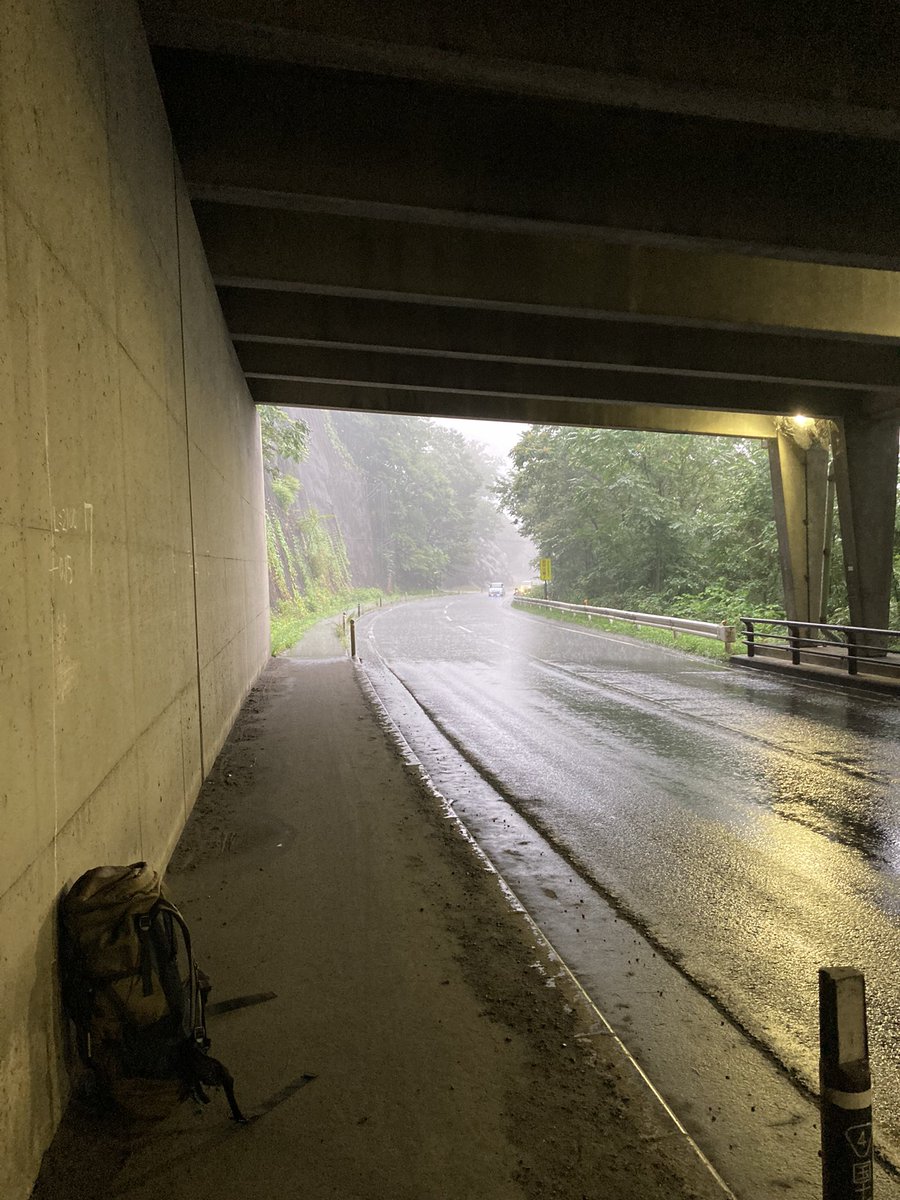 トンネルで雨宿り☂️ 大型トラックが通る度に水しぶきがーーーー😱