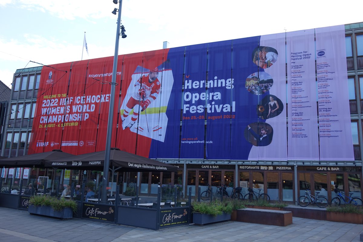 FSauveRC's tweet photo. Place Herning Danemark ce soir 21:30 heure local, en fin de semaine festival de l’opéra en même temps que les championnats du monde de hockey féminin couverture du tournois pour RC Sport avec la journaliste Christine Roger à suivre son article web RC https://t.co/nj4WGSdgMx