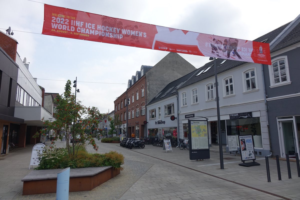 FSauveRC's tweet photo. Place Herning Danemark ce soir 21:30 heure local, en fin de semaine festival de l’opéra en même temps que les championnats du monde de hockey féminin couverture du tournois pour RC Sport avec la journaliste Christine Roger à suivre son article web RC https://t.co/nj4WGSdgMx