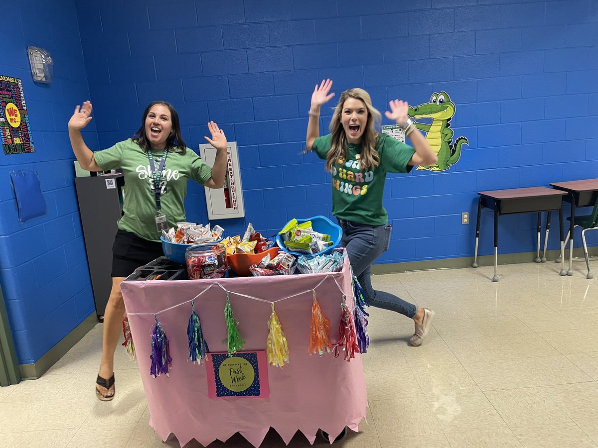 Our admin and counselor are the best! Thank you for the surprise treats!! #FridayVibes #shineon <a href="/caprockcounselr/">Caprock Counseling</a> <a href="/CaprockES/">Caprock Elementary</a>