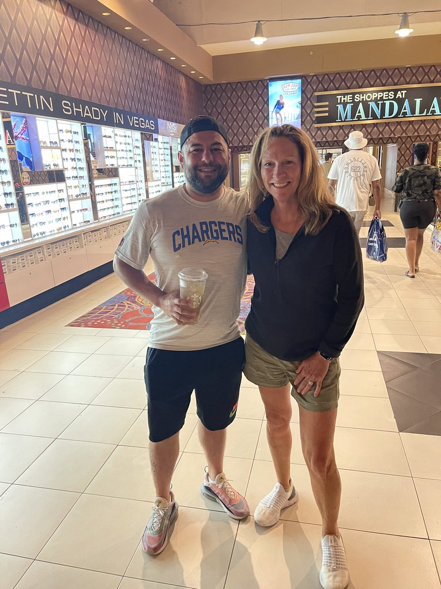 JohnnyMendezJr's tweet photo. In the industry I work in you don’t get star struck very often… but when you cross paths with the legendary trailblazer @bethmowins you have to take a pic! https://t.co/2IXxXSY5E3