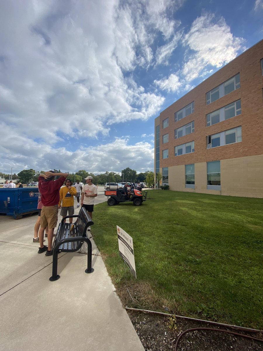 FerrisStudents's tweet photo. Happy move in day, Bulldogs!🐶💛 Busy morning at North Hall moving in! Have a great school year! #FerrisMoveIn #GoBulldogs #FERRIS1 https://t.co/kIOLRH4Ljf