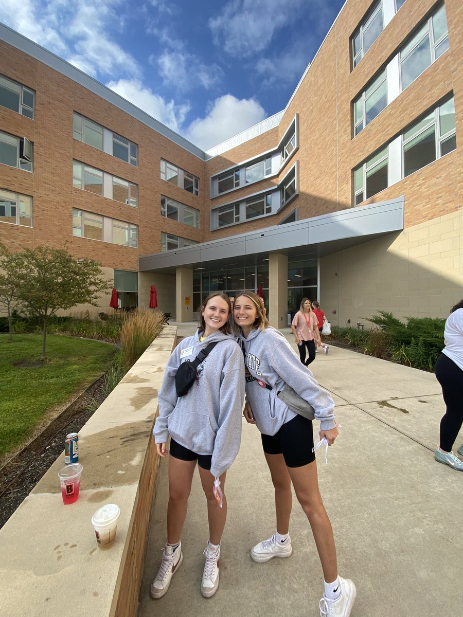 FerrisStudents's tweet photo. Happy move in day, Bulldogs!🐶💛 Busy morning at North Hall moving in! Have a great school year! #FerrisMoveIn #GoBulldogs #FERRIS1 https://t.co/kIOLRH4Ljf