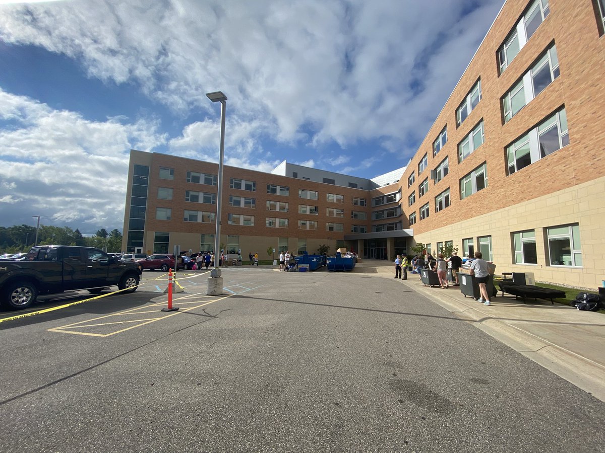 FerrisStudents's tweet photo. Happy move in day, Bulldogs!🐶💛 Busy morning at North Hall moving in! Have a great school year! #FerrisMoveIn #GoBulldogs #FERRIS1 https://t.co/kIOLRH4Ljf