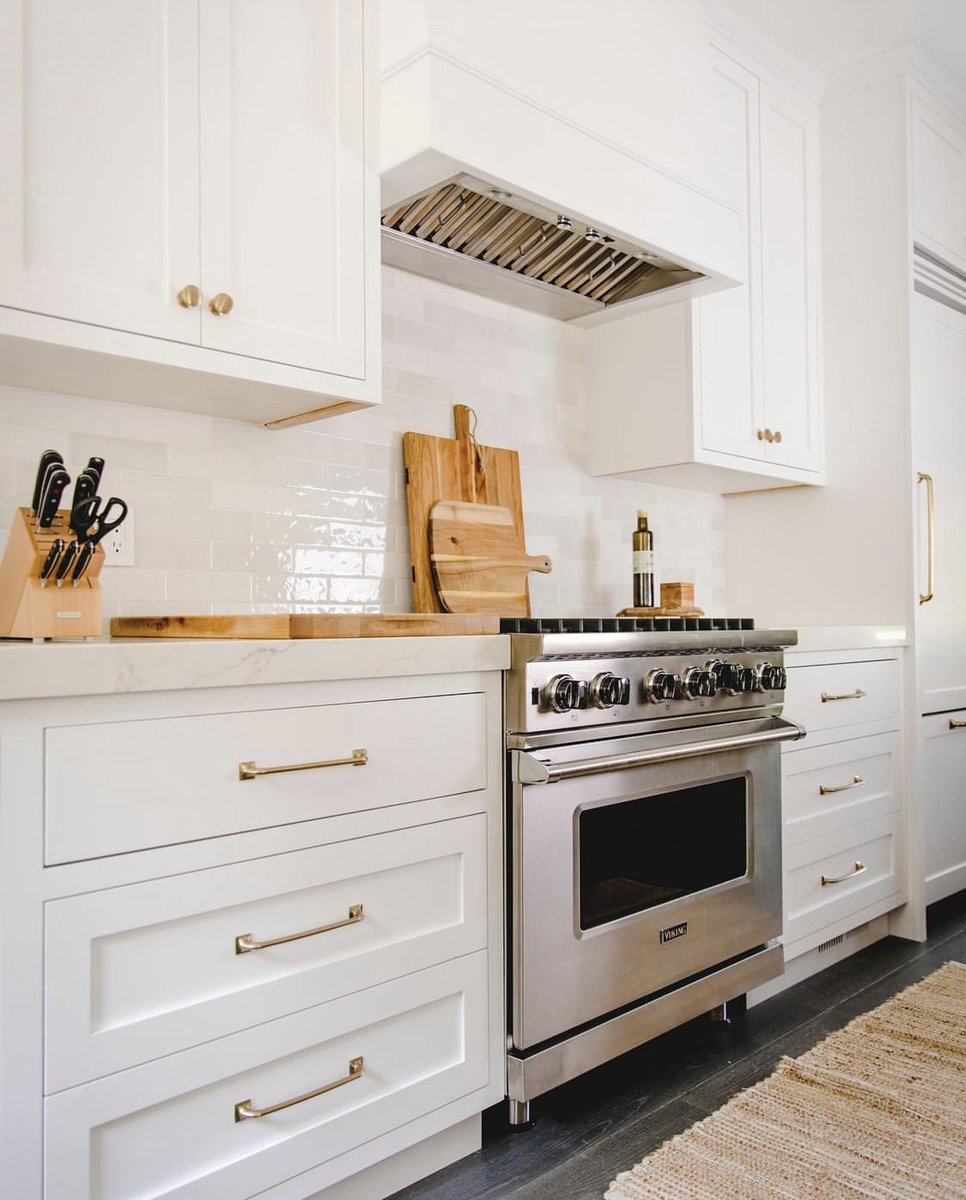 TimTyler_MS's tweet photo. Cook like a pro with up to 15,000 BTUs and infinite settings of easy-to-clean high performance open burners with porcelain/cast iron caps. Our open burner range has always been a crowd favorite! 
.
Photo by @_thecrookedcabinet https://t.co/Q7rGItB78x