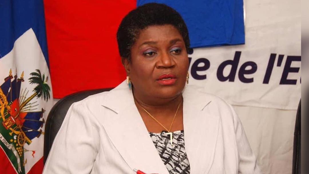 BouyonHaiti's tweet photo. Comme le révèle le rapport de l'ULCC, Mme Margareth Fortuné, lorsqu'elle était à la tête de la Loterie de l'État haïtien, a signé un contrat illégal qui aurait coûté 269 000 000 Gds au trésor public. Et, 40.940.000 Gds ont été détournés par elle et son frère, Jean Moïse Fortuné. https://t.co/HaIVsFn7ur