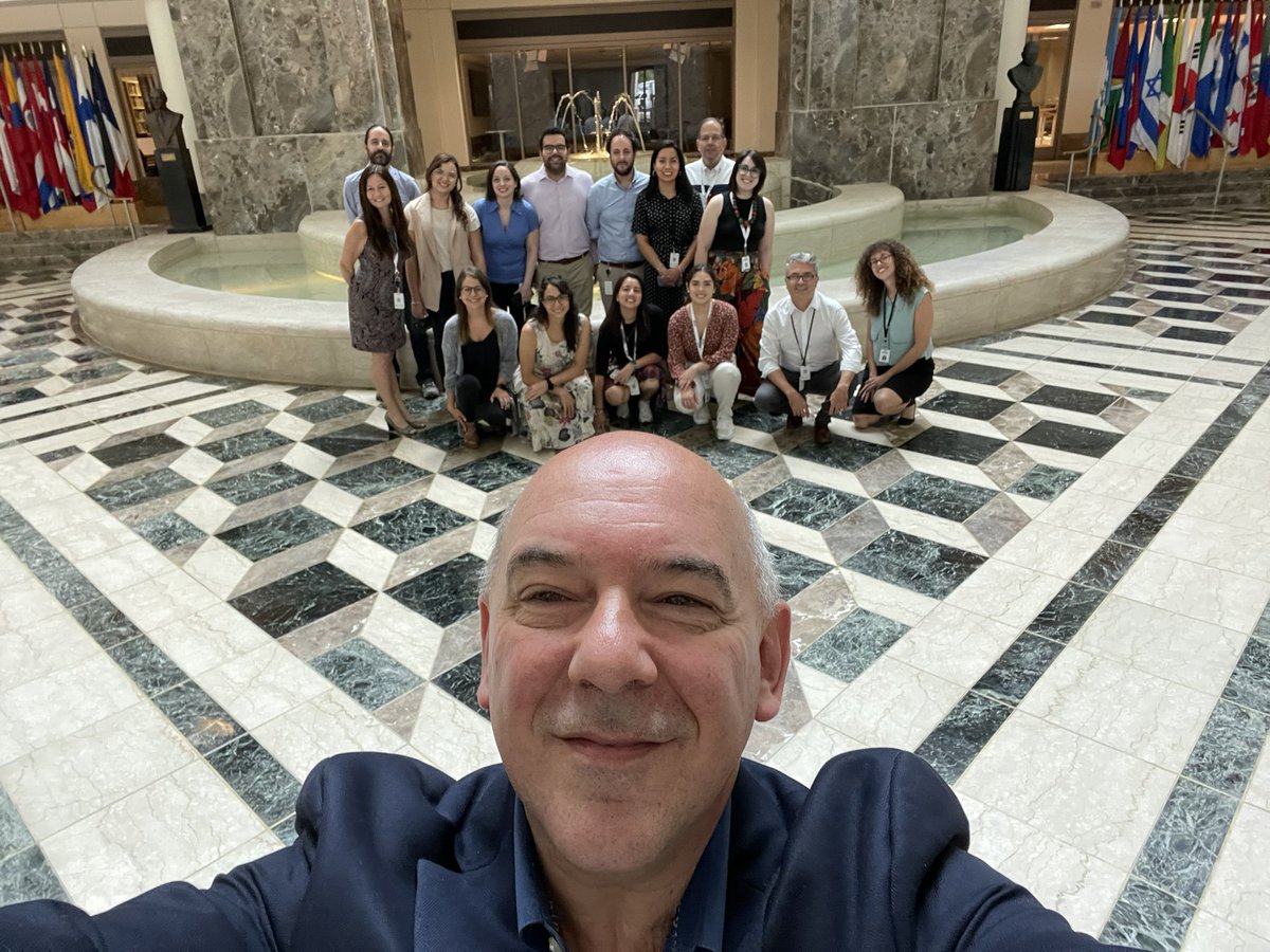 LuisSimonTWITT's tweet photo. Hoy en el #VisitorsProgram de @el_BID recibimos a los nuevos colegas que ingresaron en pandemia para un tour único del Banco por todos los pasadizos secretos! #MyIDBvisit https://t.co/Xxmb64K9AL