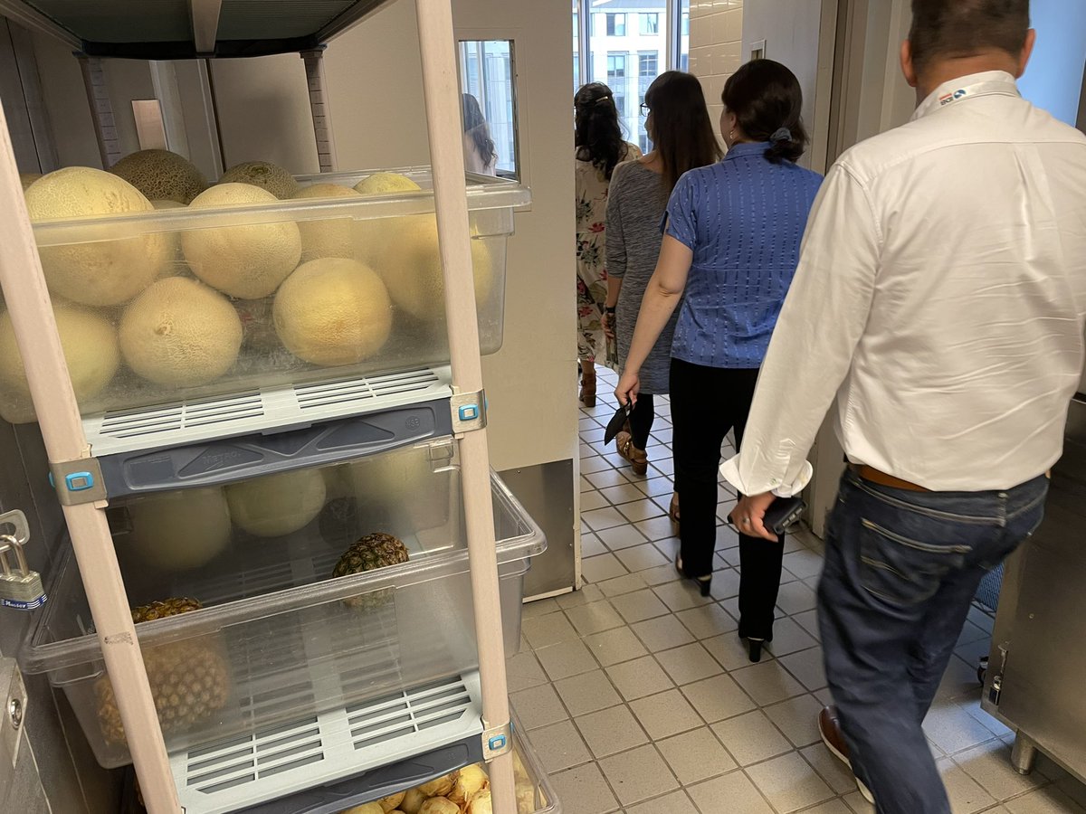 LuisSimonTWITT's tweet photo. Hoy en el #VisitorsProgram de @el_BID recibimos a los nuevos colegas que ingresaron en pandemia para un tour único del Banco por todos los pasadizos secretos! #MyIDBvisit https://t.co/Xxmb64K9AL