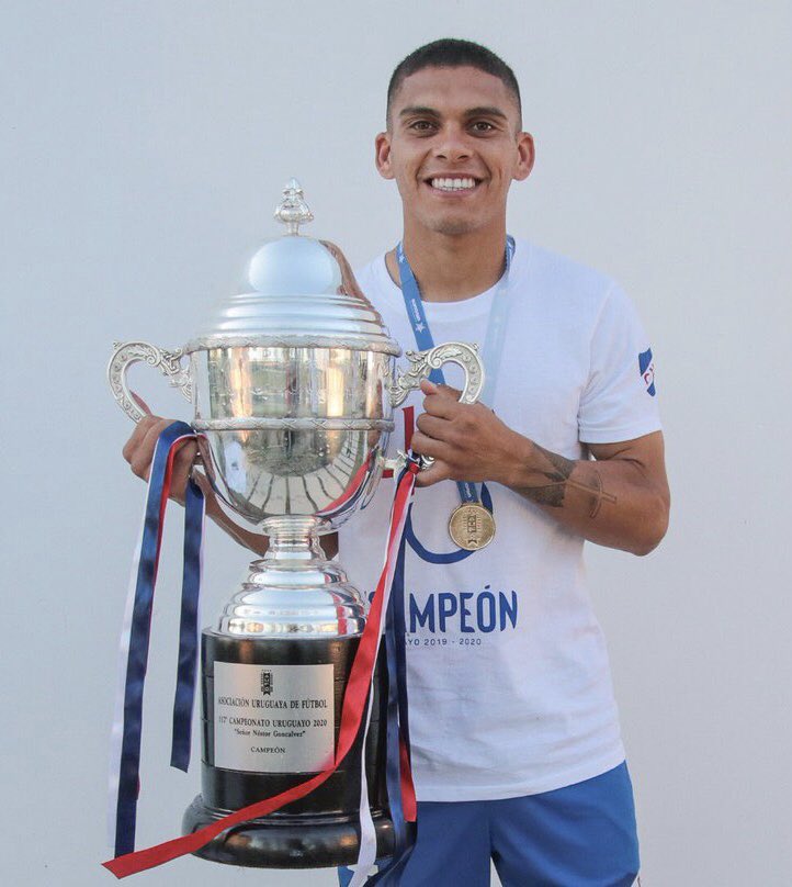 ElOtroValentin's tweet photo. Brian Ocampo le dió a @Nacional mucho color. Gambetas, lujos, y un repertorio completo de magia. Cuando estuvo pleno en confianza, se volvió insoportable. Fue campeón en varias oportunidades y ganó un clásico siendo protagonista. Renovó para no irse libre. Brian, vaya tranquilo. https://t.co/IChJXXf7Mk