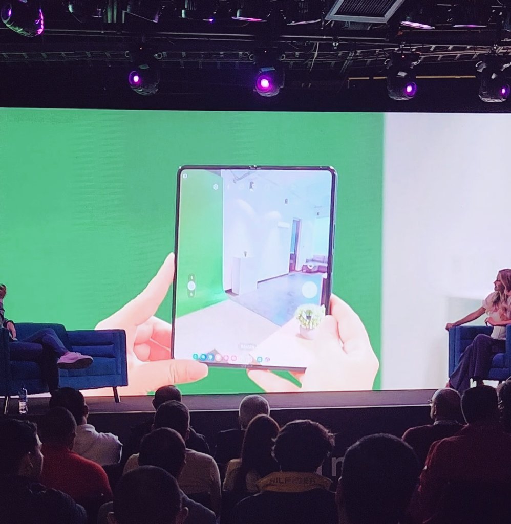 SamsungCO's tweet photo. El nuevo #GalaxyZFold4 desafía a quiénes buscan ser multitarea. Lleva tu productividad a otro nivel 🔝🤩 #ExpandeTuMundo https://t.co/sNcxeLQRAs