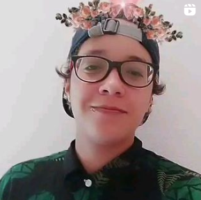 CaraiTonton's tweet photo. Galera, esse aqui é meu amigo Lukas que mora comigo. Lukas é um rapaz trans e é estudante de física na UFPB. Porém, está passando por uma situação financeira bem delicada. Já tentou entrevistas em vários lugares e as portas sempre se fecham quando ele diz que é trans. (+) https://t.co/qGp0Y12TZB