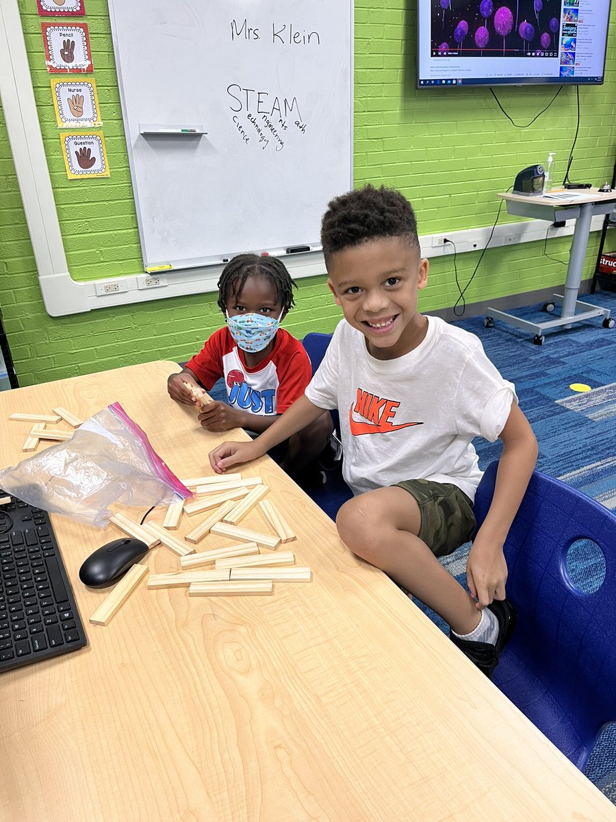 klein_staci's tweet photo. Getting to know our partners in the STEAM lab!!! @Flossmoor161 @western161 @D161Supe https://t.co/h0aSL0RHzr