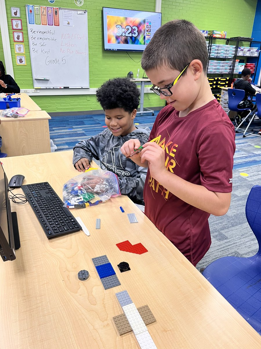 klein_staci's tweet photo. Getting to know our partners in the STEAM lab!!! @Flossmoor161 @western161 @D161Supe https://t.co/h0aSL0RHzr