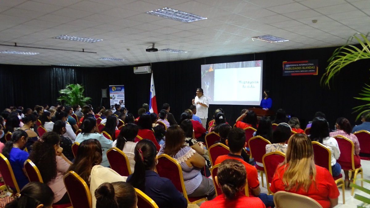 bullyingperu's tweet photo. Dictando la Conferencia sobre Habilidades Blandas para la Universidad Internacional Nueva Luz en David, Panamá ante un auditorio full. #CiCSTEP #NuestraCasa https://t.co/rwkZ7u2dKU