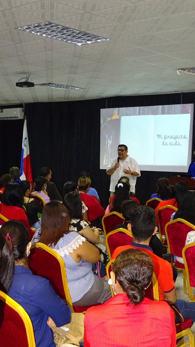 bullyingperu's tweet photo. Dictando la Conferencia sobre Habilidades Blandas para la Universidad Internacional Nueva Luz en David, Panamá ante un auditorio full. #CiCSTEP #NuestraCasa https://t.co/rwkZ7u2dKU