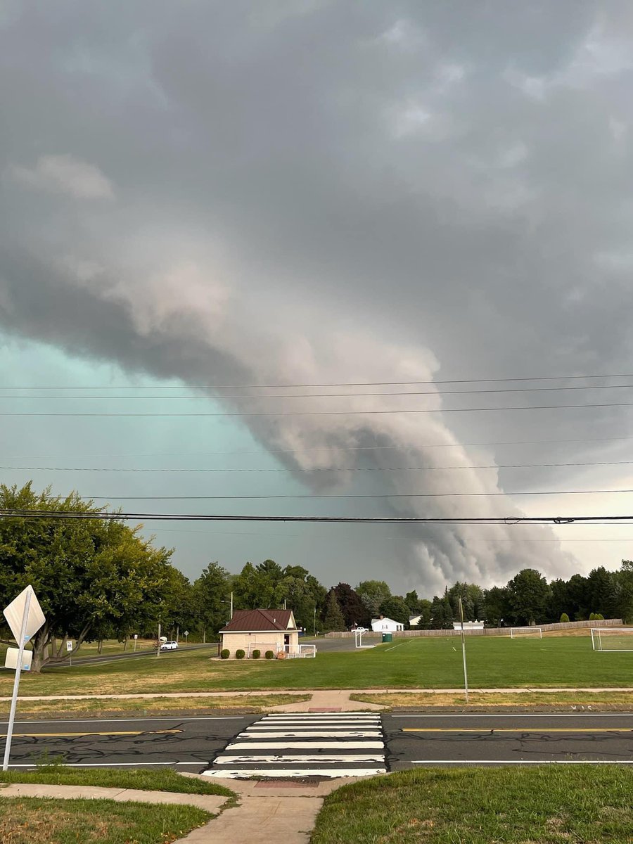 CrossingGard's tweet photo. This cloud was right above our house. We had no idea that it was anything more than a lot of rain. RT @MattReed128: This a great pic from South Windsor PD  @SWPD_PIO looking toward Nevers Road Park.  @RachelFrank_CT https://t.co/AMAGlwojdK