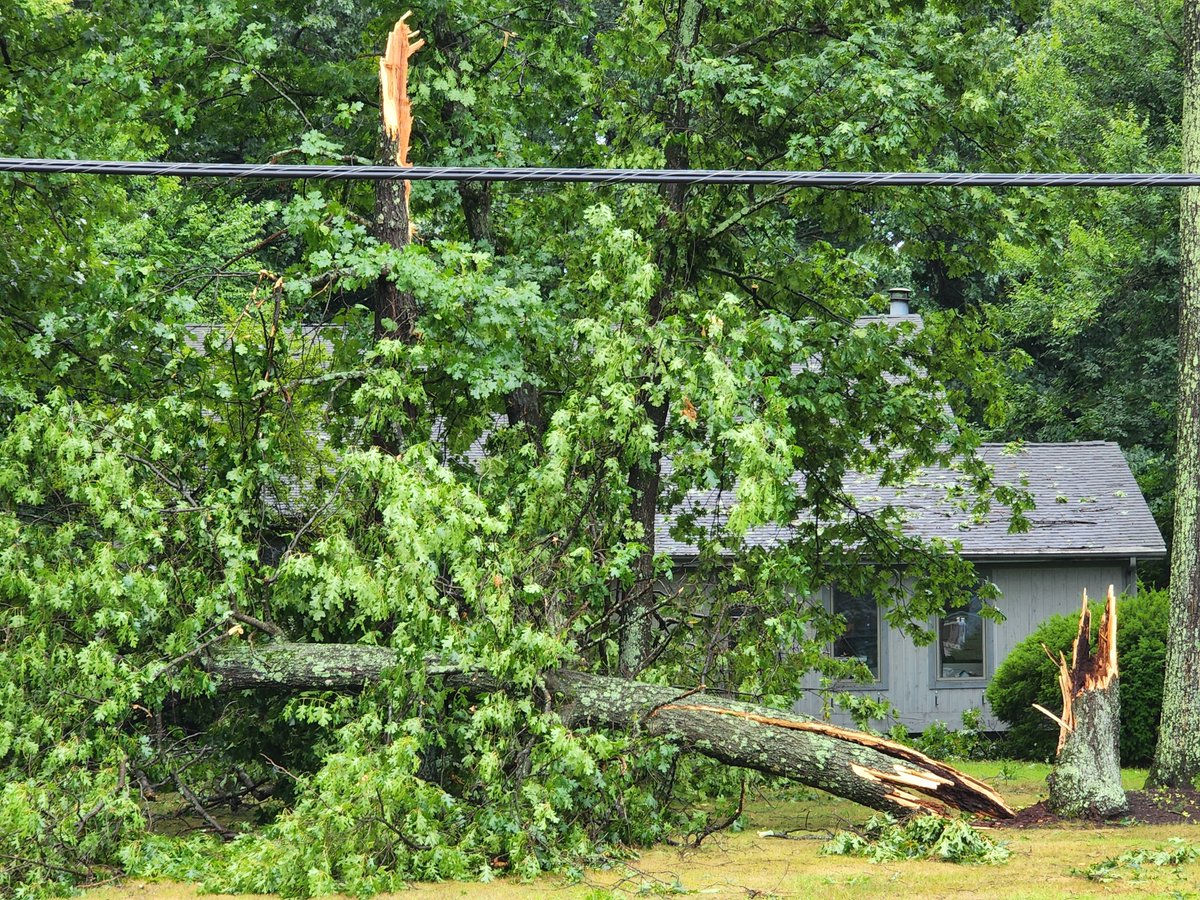 anandkothapeta's tweet photo. @WFSBnews my neighbors home in Windsor https://t.co/ai5ctJT9OQ