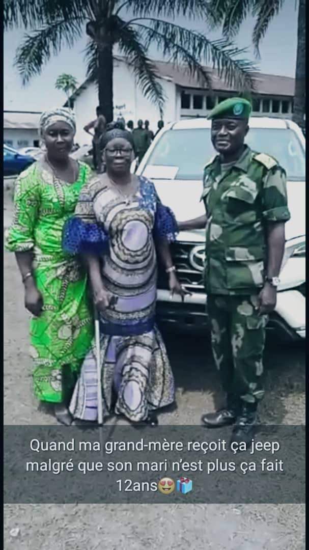 MpindaKRichard's tweet photo. La femme du feu général Mbuza mabe a reçu aussi sa Jeep, les fils de la nation n’oublient pas leurs héros. Que vive la République sous ⁦@fatshi13⁩. https://t.co/yGflp1uLgh