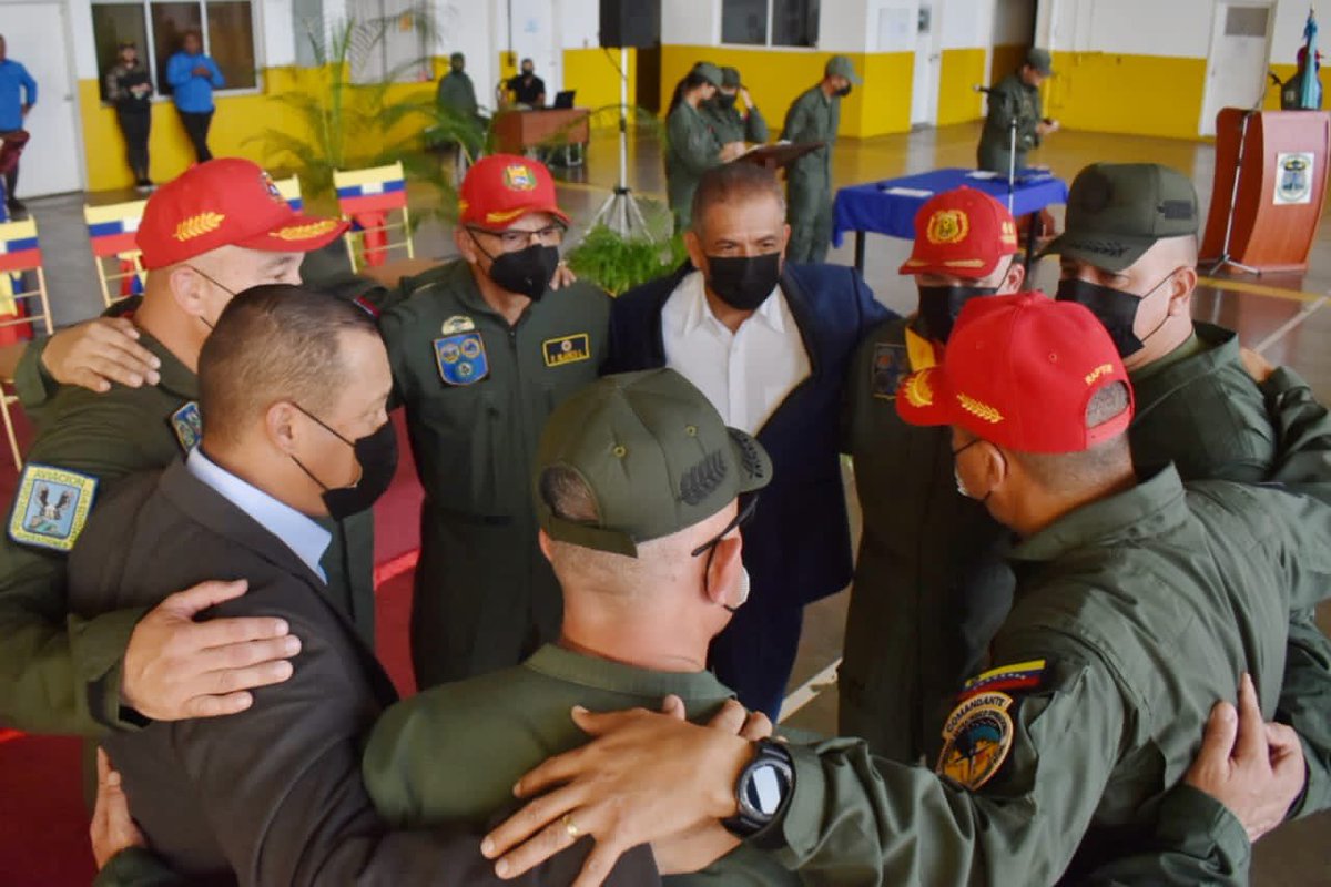 amarcanopsuv's tweet photo. Con mis hermanos de la FANB en la Base Aérea de Ciudad Guayana en el acto de transmisión de mando de este importante componente. Unidad , Lucha , Batalla y Victoria @NicolasMaduro @dcabellor @JulmerOchoaR https://t.co/LUUcC4yz4u